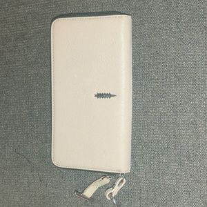 NWOT Thacker New York Single Zip Around Leather Wallet